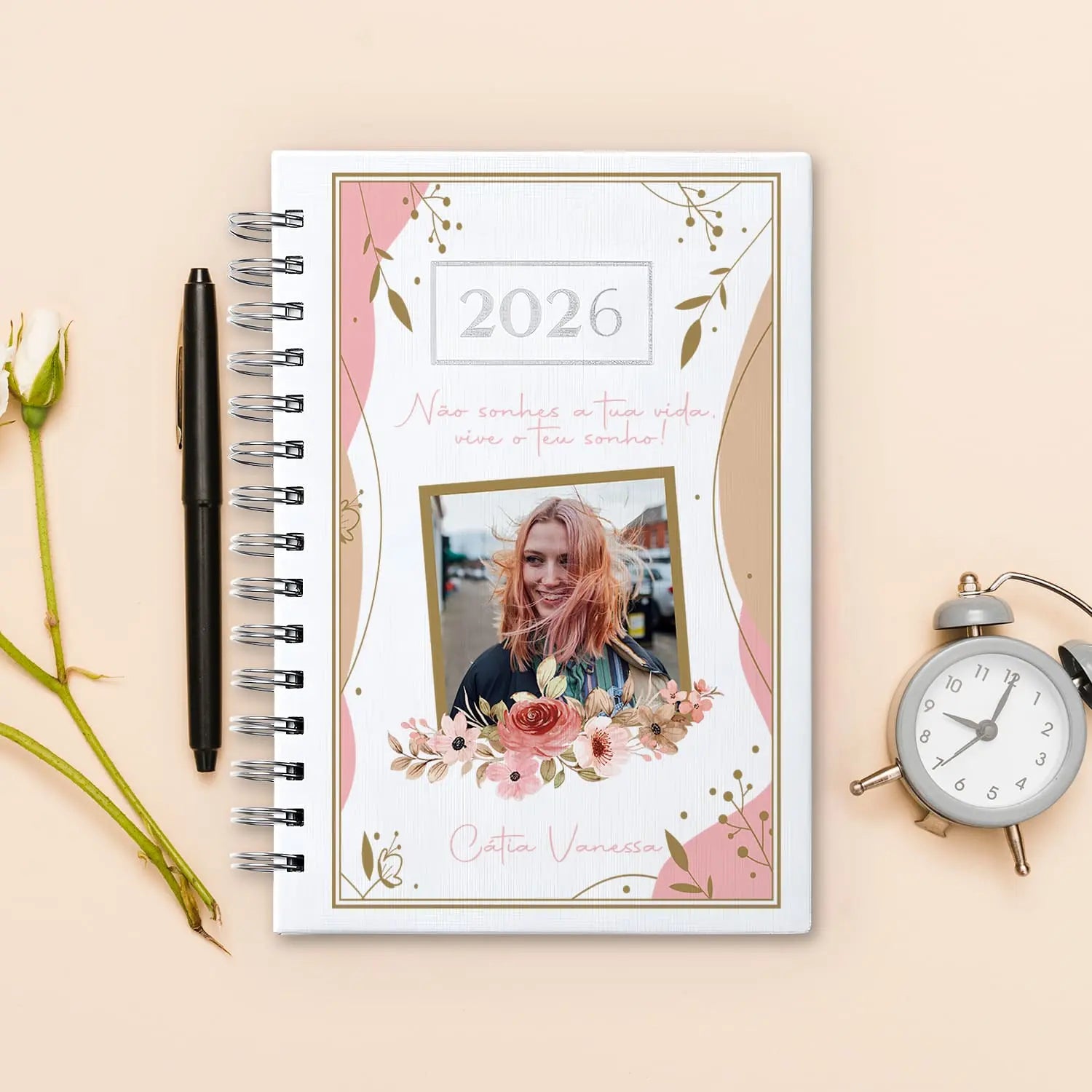 Agenda diária 2026 de argolas personalizada com frase, fotografia e nome. Capa PU acolchoado, formato A5.