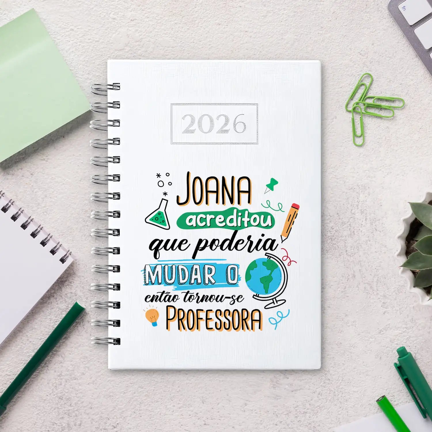 Agenda diária 2026 de argolas personalizada com nome e profissão. Capa PU acolchoado, formato A5.