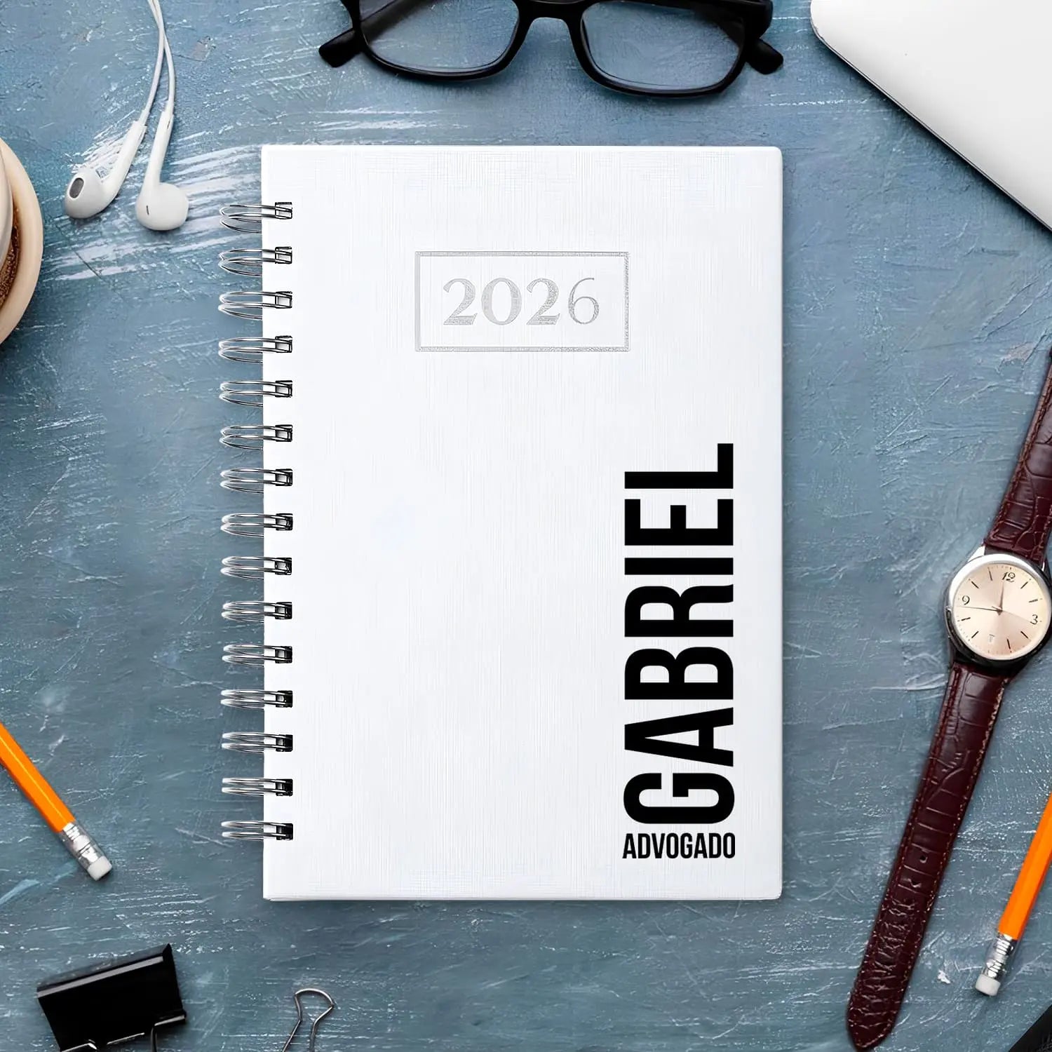 Agenda diária 2026 de argolas personalizada com nome e profissão. Capa PU acolchoado, formato A5.