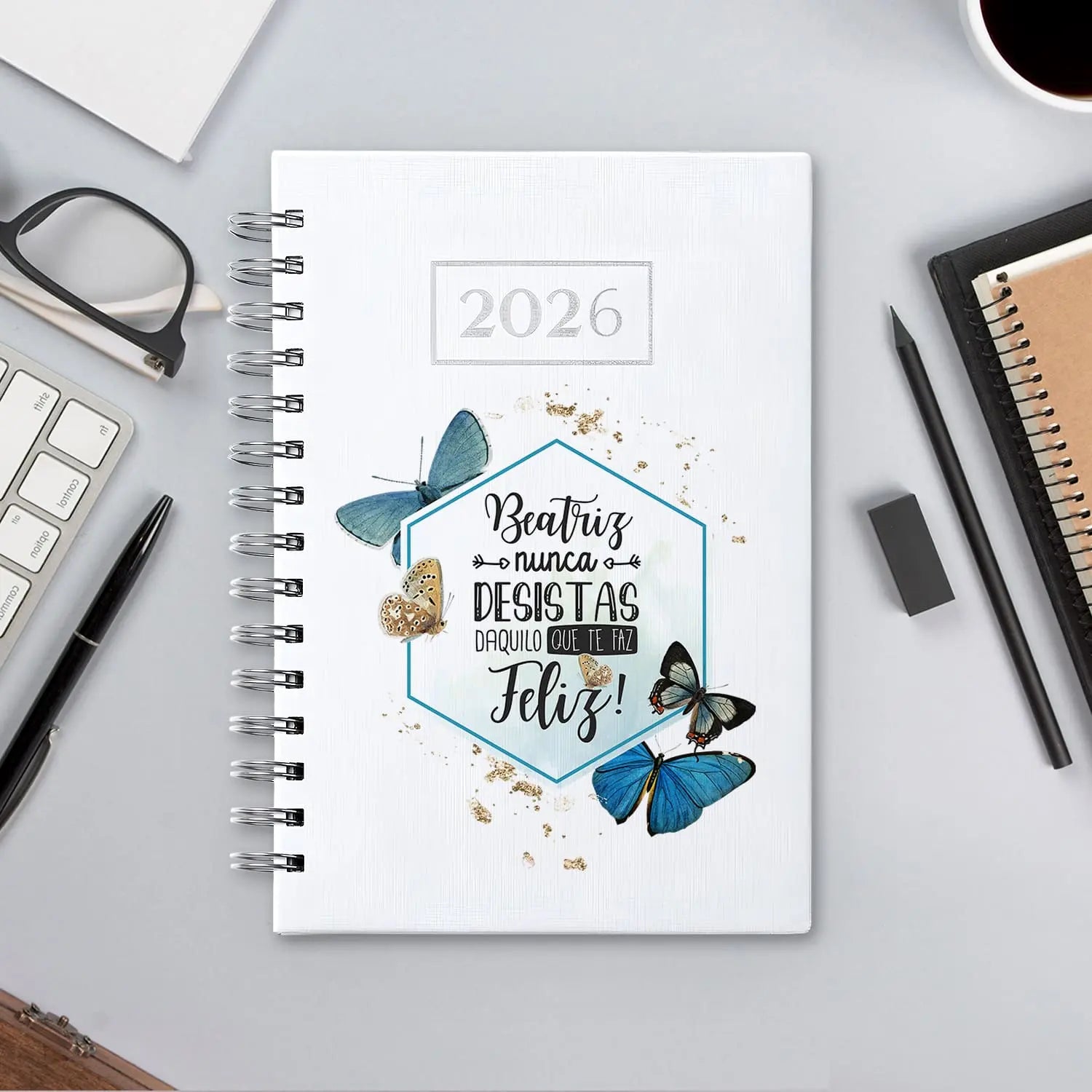 Agenda diária 2026 de argolas personalizada com nome. Capa PU acolchoado, formato A5.