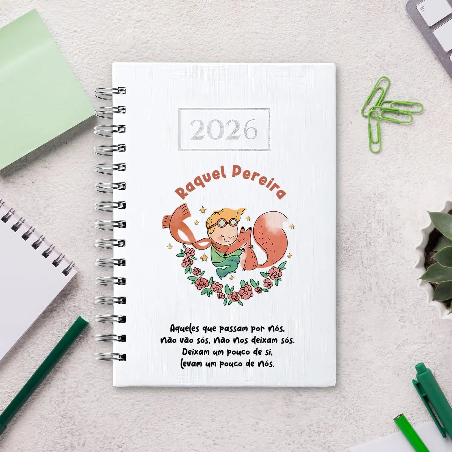 Agenda diária 2026 de argolas personalizada com nome. Capa PU acolchoado, formato A5.