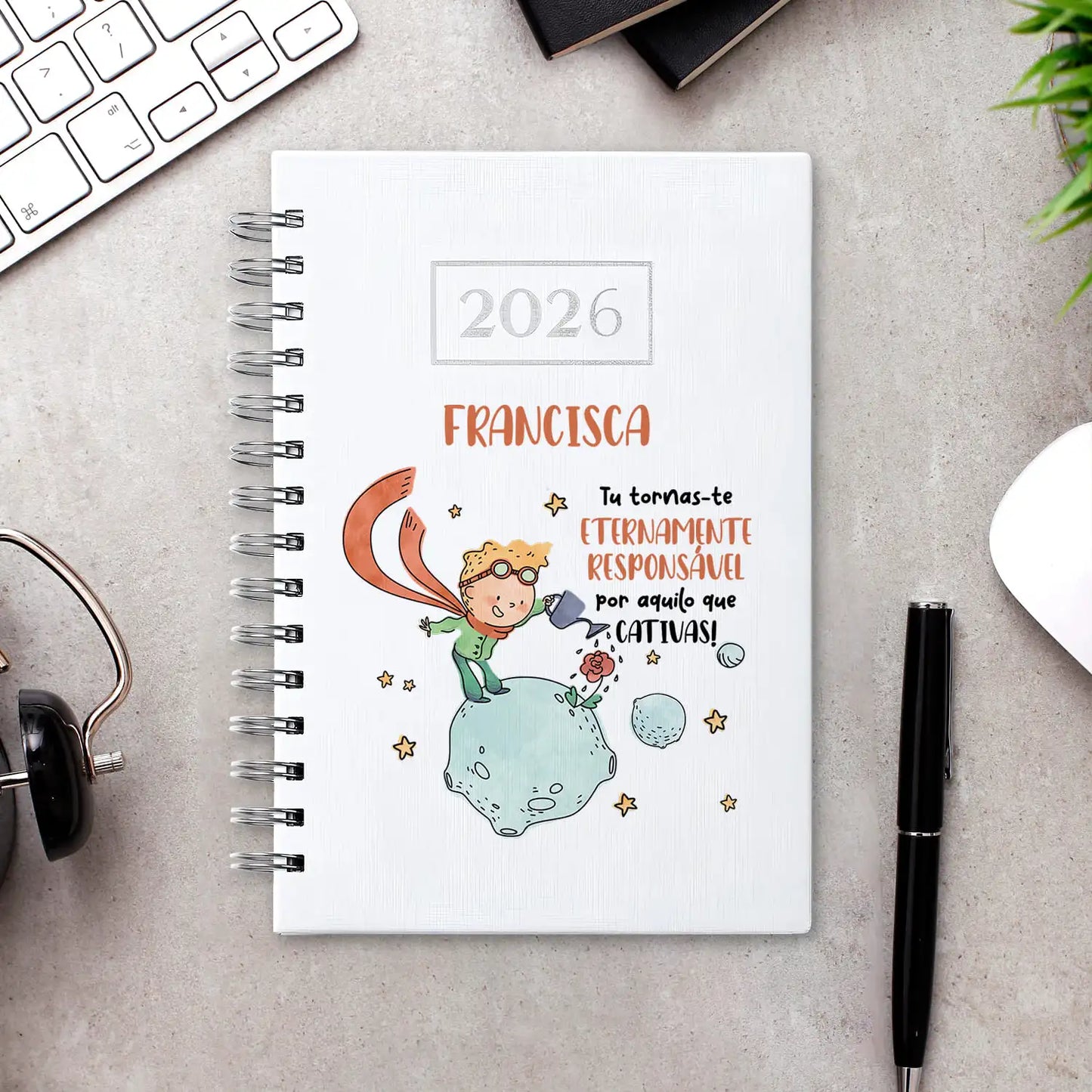 Agenda diária 2026 de argolas personalizada com nome. Capa PU acolchoado, formato A5.