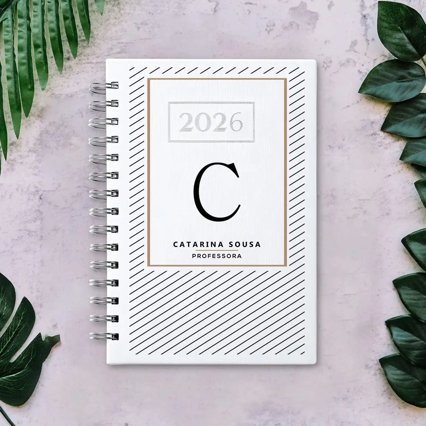 Agenda diária 2026 de argolas personalizada com nome e profissão. Capa PU acolchoado, formato A5.