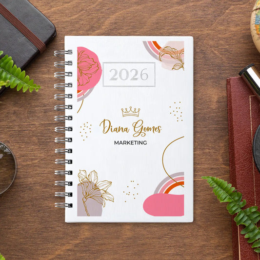 Agenda diária 2026 de argolas personalizada com nome e profissão. Capa PU acolchoado, formato A5.