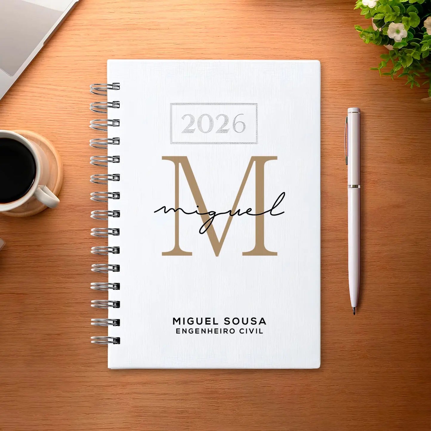 Agenda diária 2026 de argolas personalizada com nome e profissão. Capa PU acolchoado, formato A5.