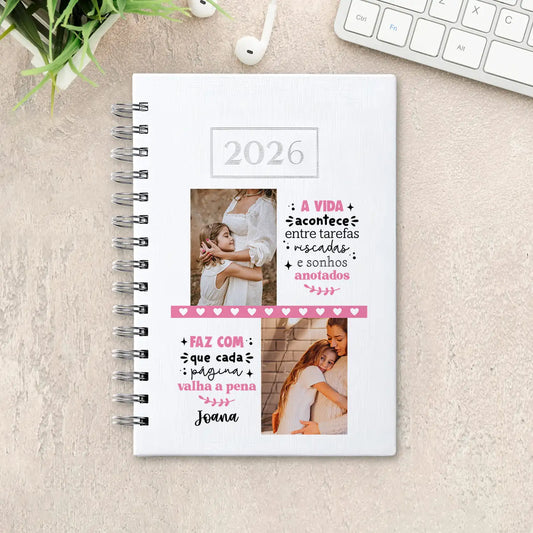 Agenda diária 2026 de argolas personalizada com nome e fotografias. Capa PU acolchoado, formato A5.