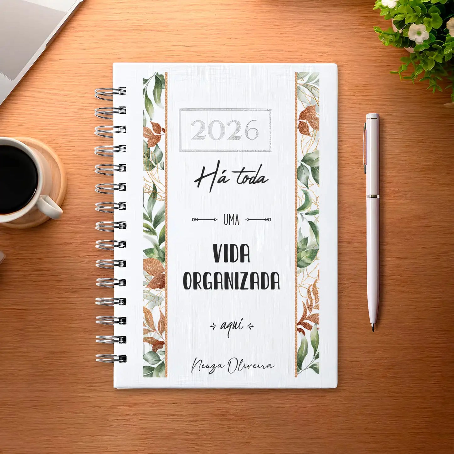 Agenda diária 2026 de argolas personalizada com nome. Capa PU acolchoado, formato A5.