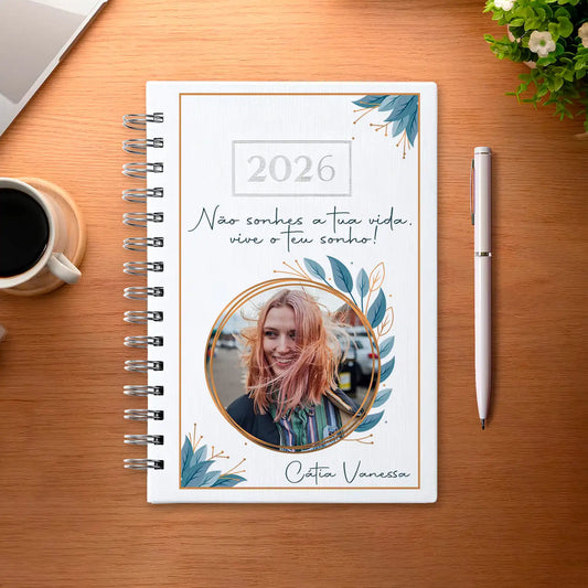 Agenda diária 2026 de argolas personalizada com frase, fotografia e nome. Capa PU acolchoado, formato A5.