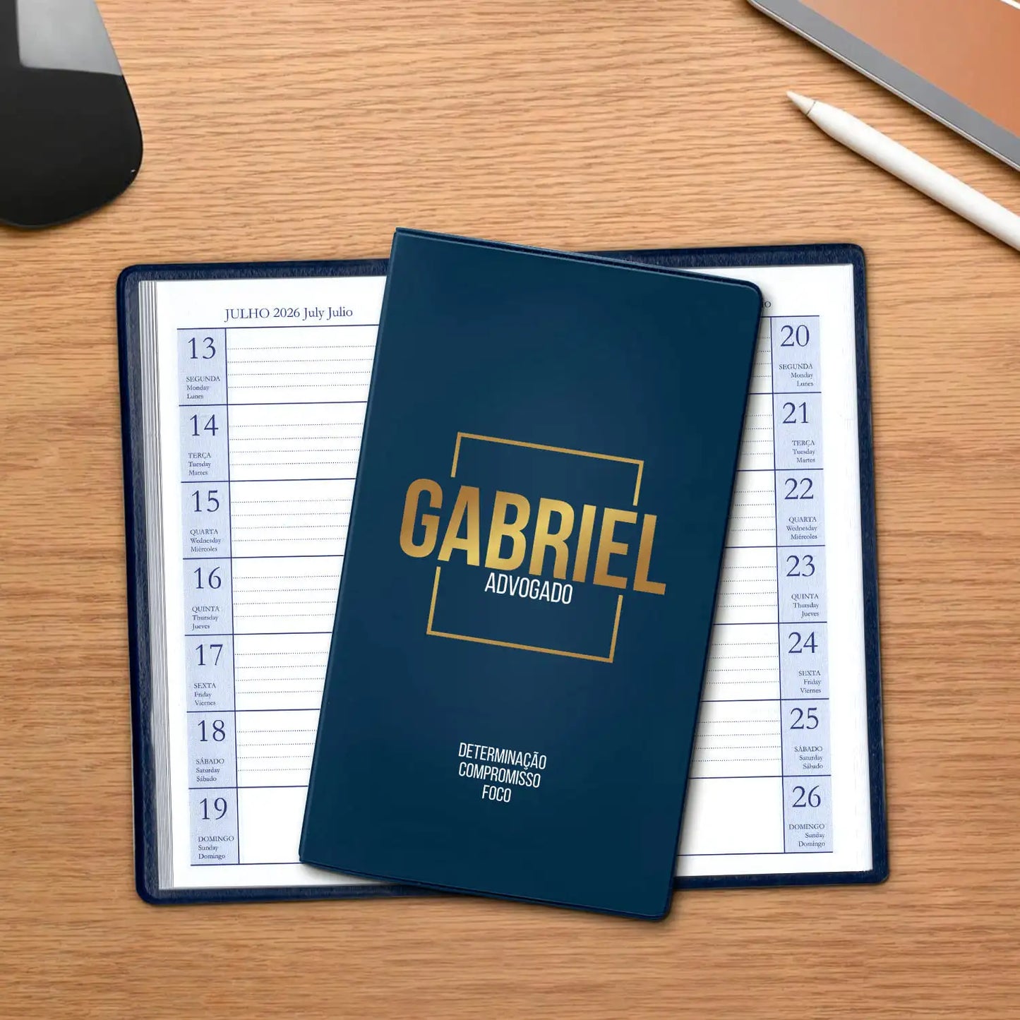 Agenda de bolso 2026 personalizada com nome e profissão. Capa em PVC, formato A6.