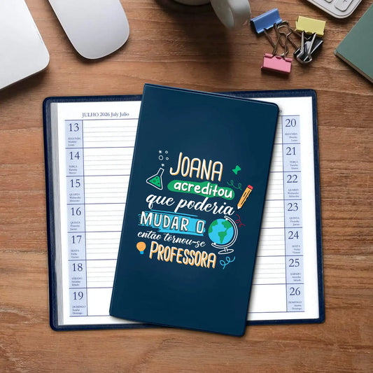 Agenda de bolso 2026 personalizada com nome e profissão. Capa em PVC, formato A6.