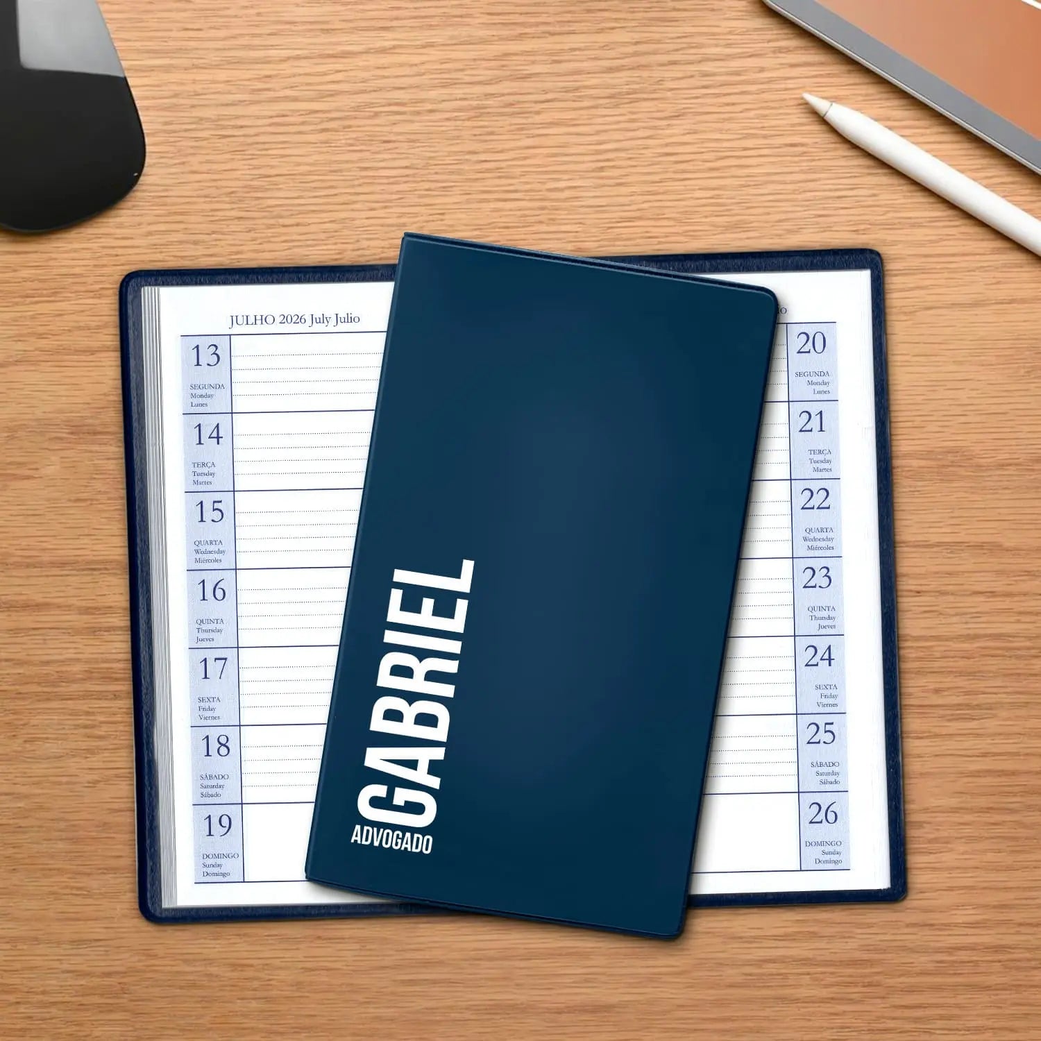 Agenda de bolso 2026 personalizada com nome e profissão. Capa em PVC, formato A6.