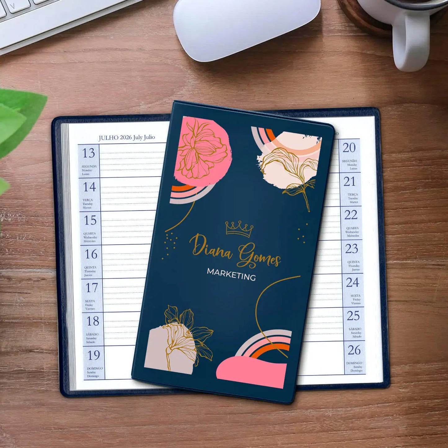 Agenda de bolso 2026 personalizada com nome e profissão. Capa em PVC, formato A6.