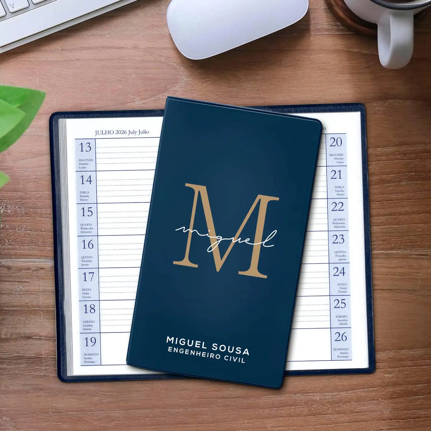 Agenda de bolso 2026 personalizada com nome e profissão. Capa em PVC, formato A6.