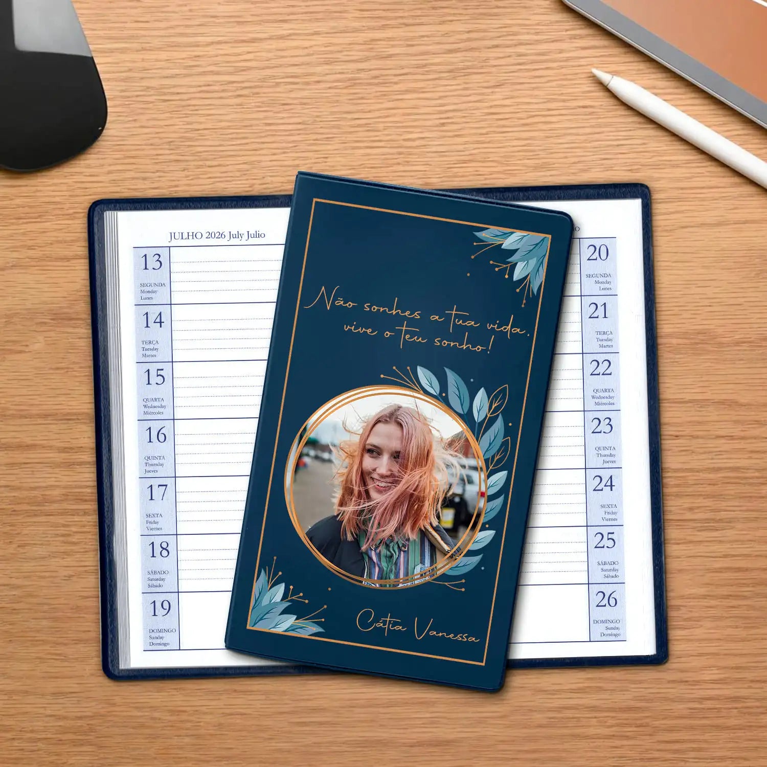 Agenda de bolso 2026 personalizada com frase, fotografia e nome. Capa em PVC, formato A6.