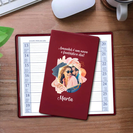 Agenda de bolso 2026 personalizada com frase, fotografia e nome. Capa em PVC, formato A6.