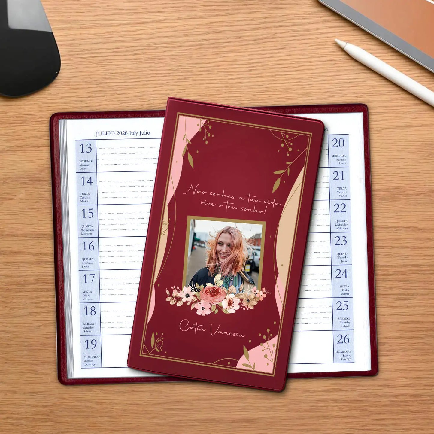 Agenda de bolso 2026 personalizada com frase, fotografia e nome. Capa em PVC, formato A6.