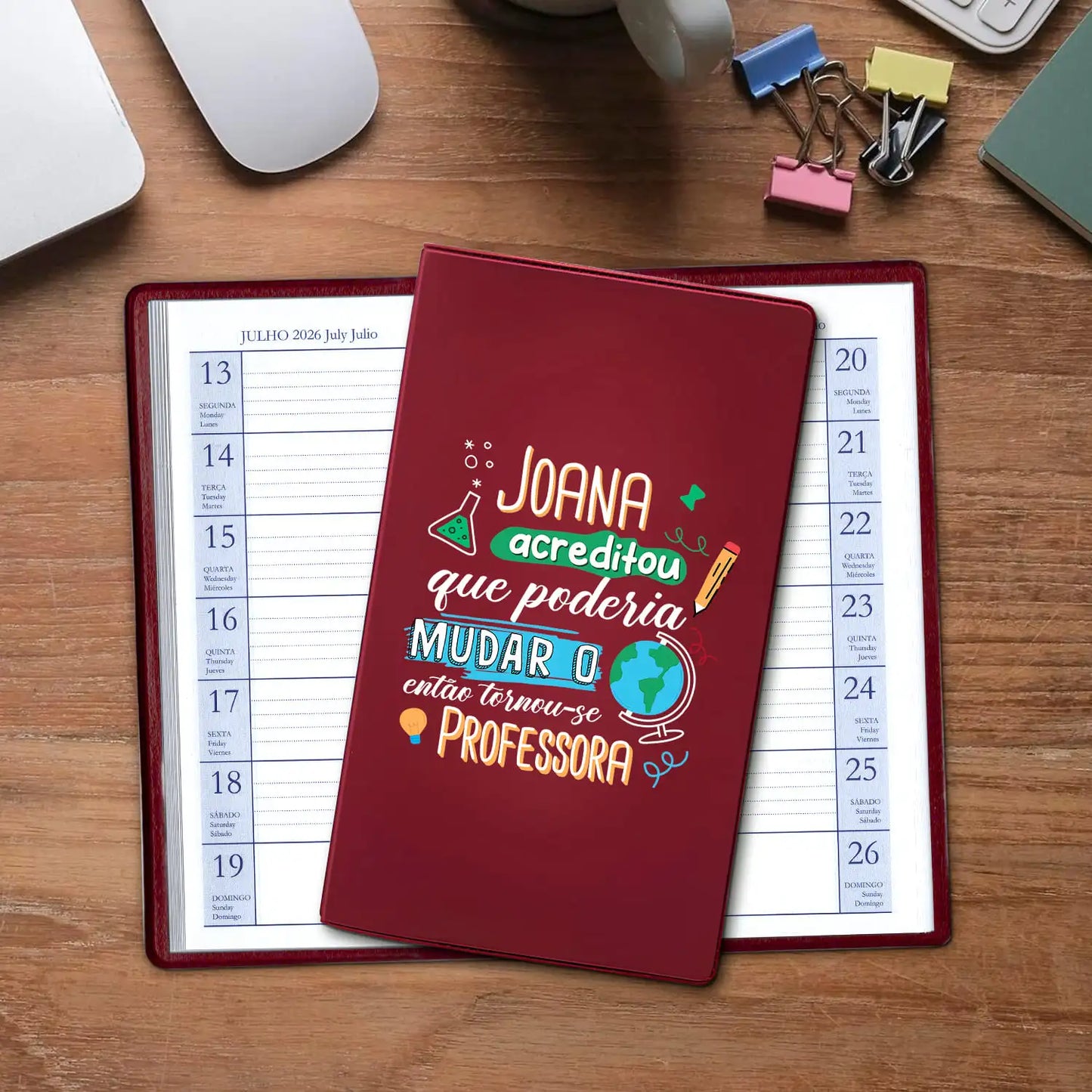 Agenda de bolso 2026 personalizada com nome e profissão. Capa em PVC, formato A6.