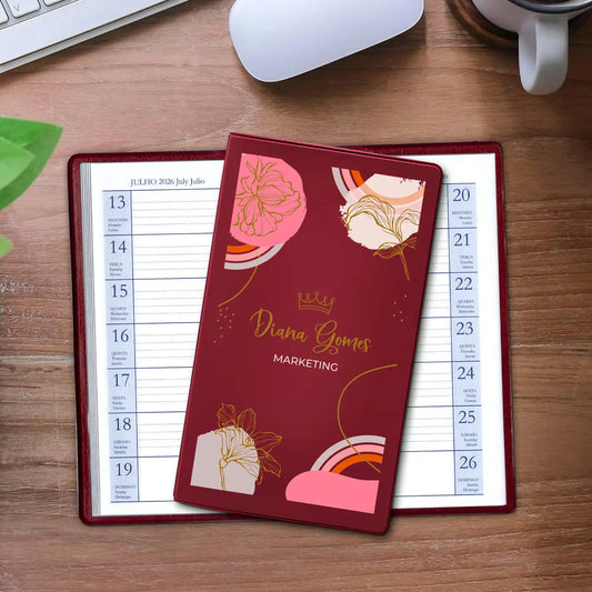 Agenda de bolso 2026 personalizada com nome e profissão. Capa em PVC, formato A6.