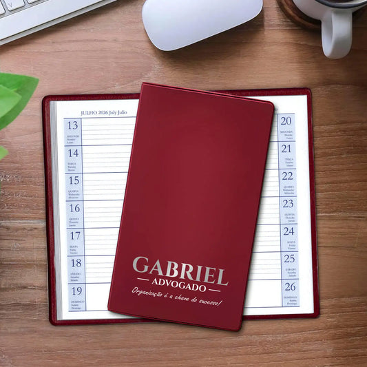 Agenda de bolso 2026 personalizada com nome, profissão e frase. Capa em PVC, formato A6.