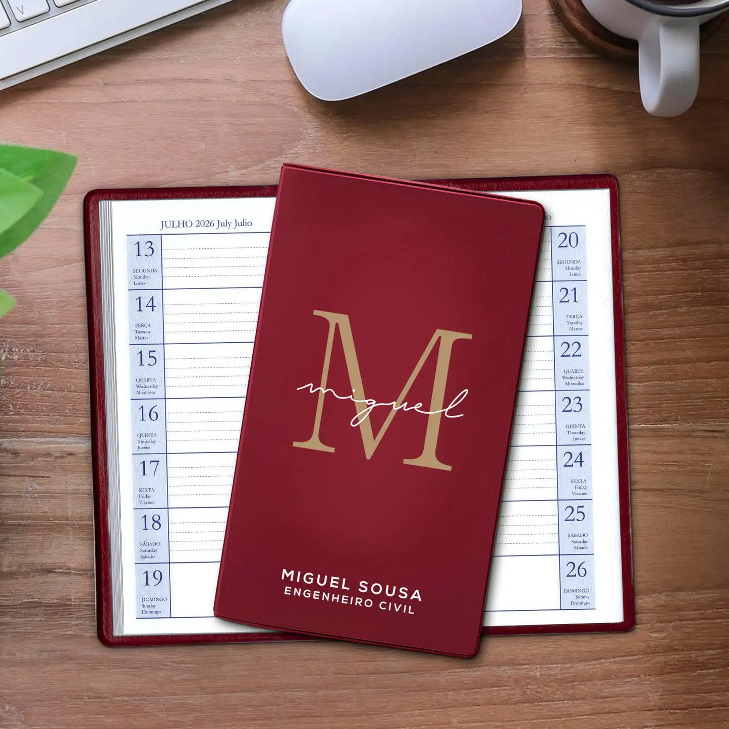 Agenda de bolso 2026 personalizada com nome e profissão. Capa em PVC, formato A6.
