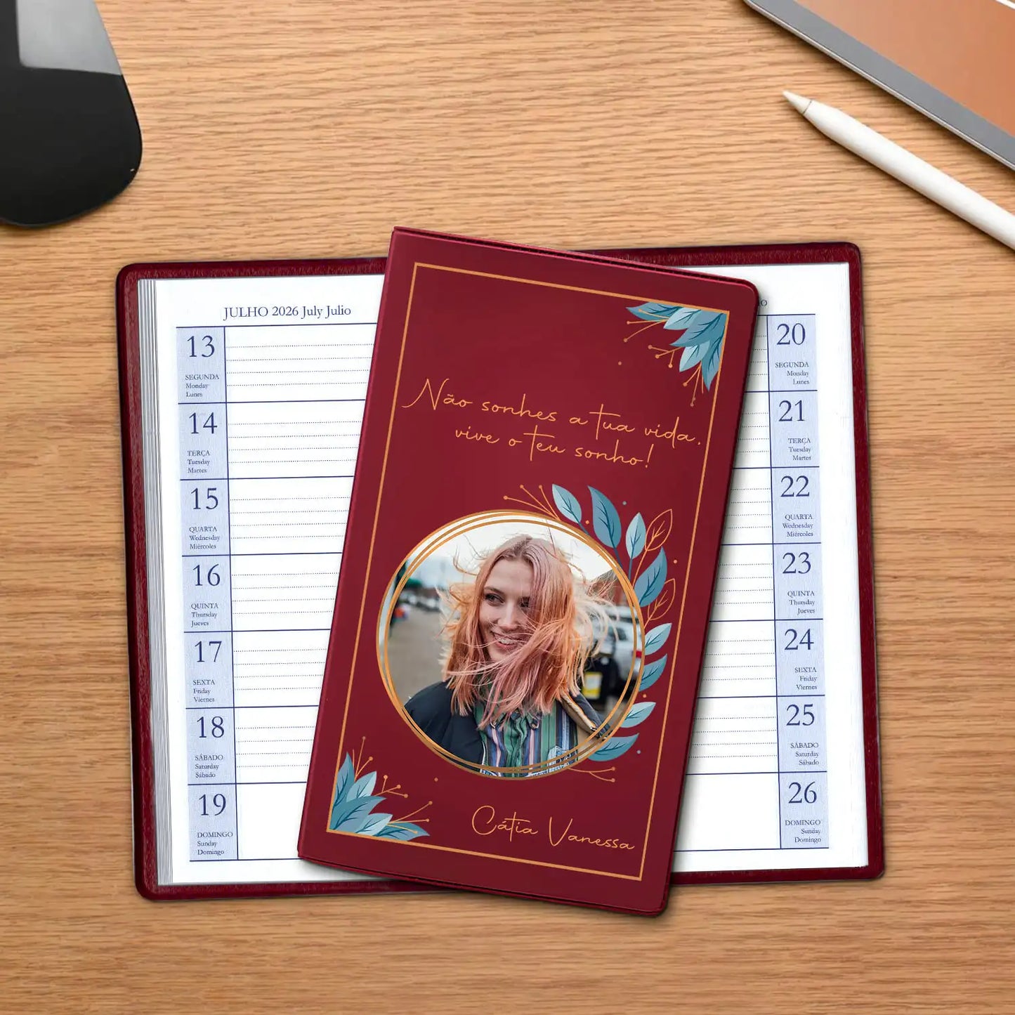 Agenda de bolso 2026 personalizada com frase, fotografia e nome. Capa em PVC, formato A6.