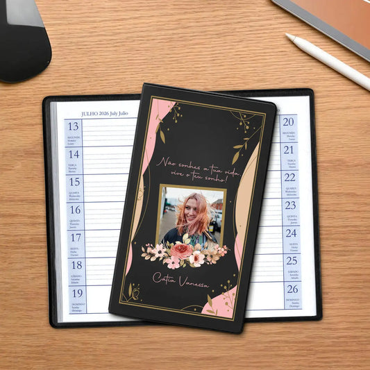 Agenda de bolso 2026 personalizada com frase, fotografia e nome. Capa em PVC, formato A6.