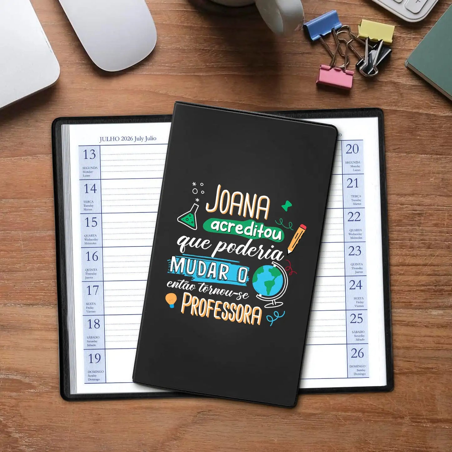 Agenda de bolso 2026 personalizada com nome e profissão. Capa em PVC, formato A6.