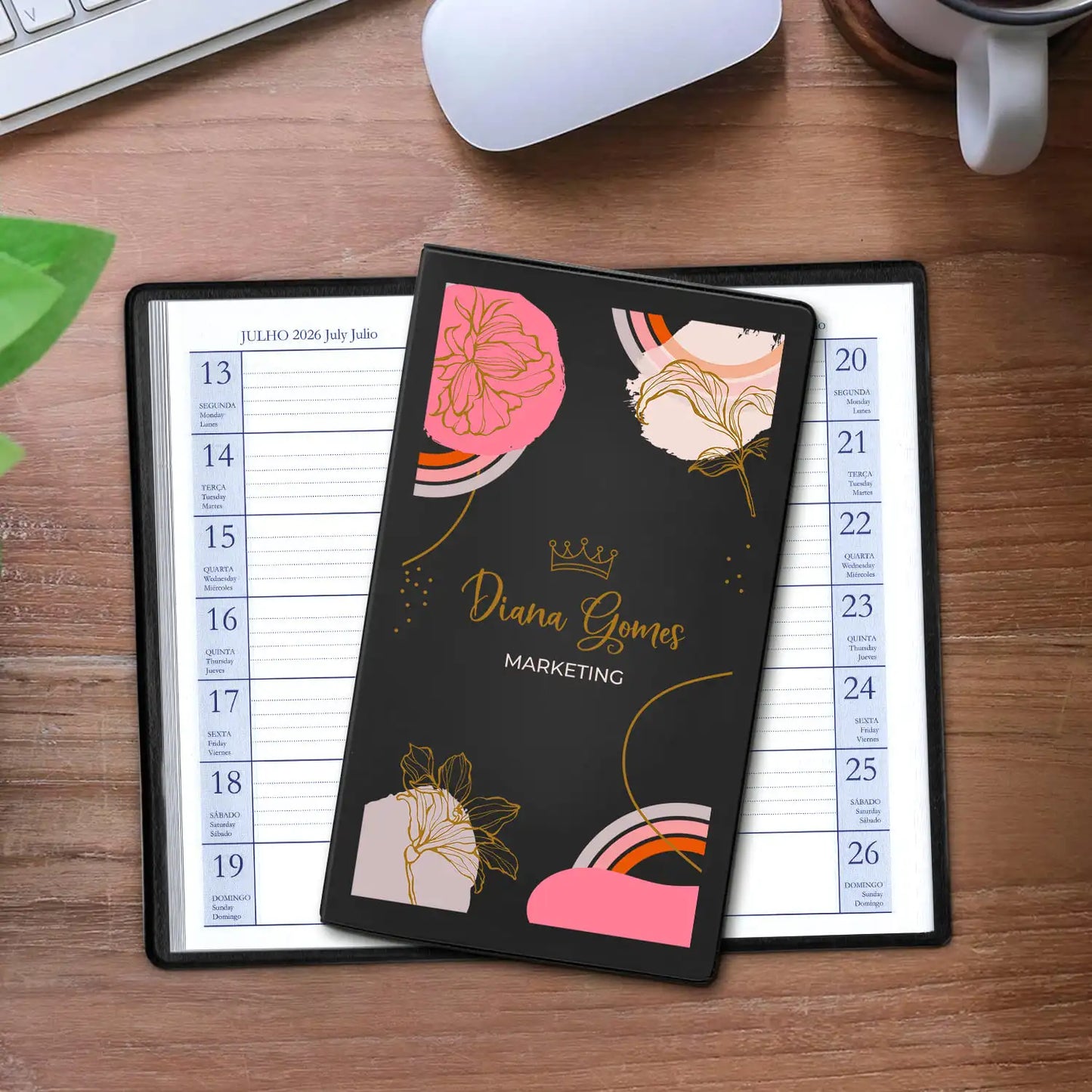 Agenda de bolso 2026 personalizada com nome e profissão. Capa em PVC, formato A6.