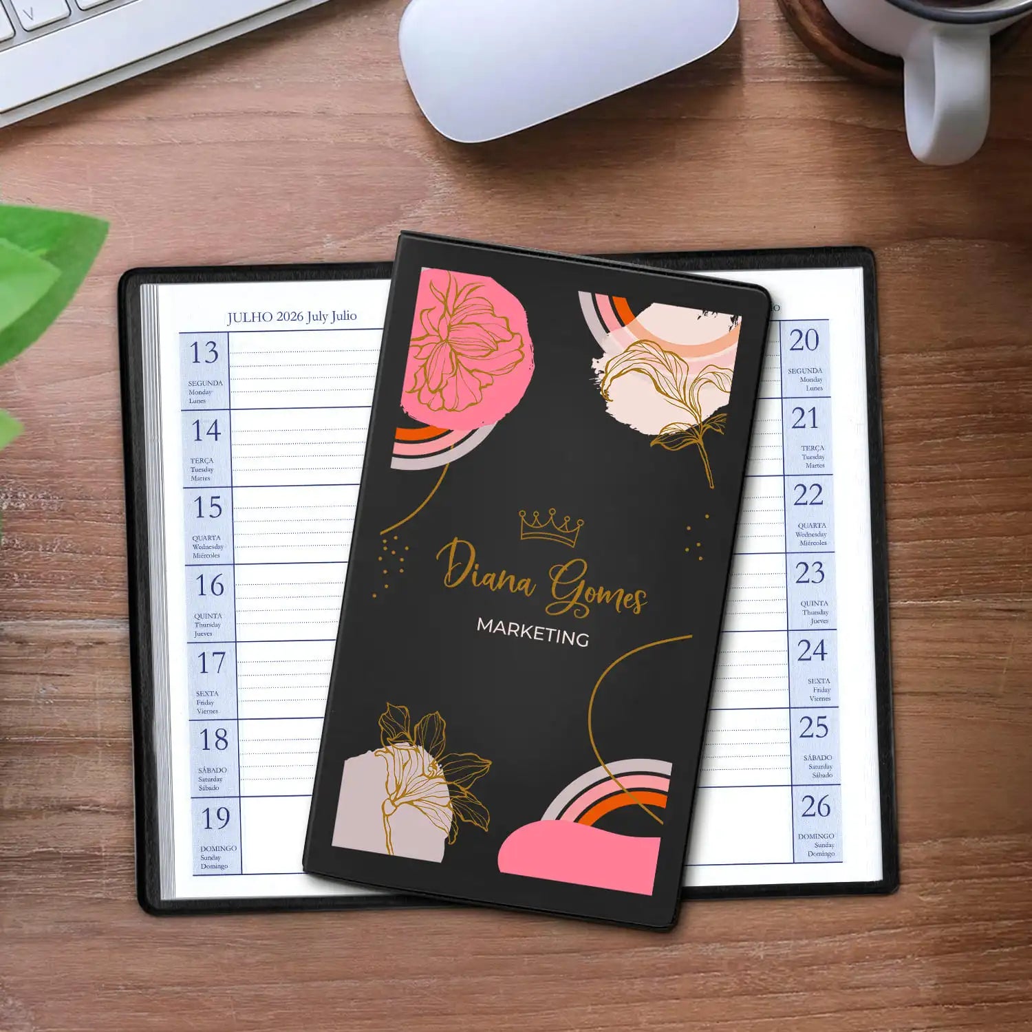 Agenda de bolso 2026 personalizada com nome e profissão. Capa em PVC, formato A6.