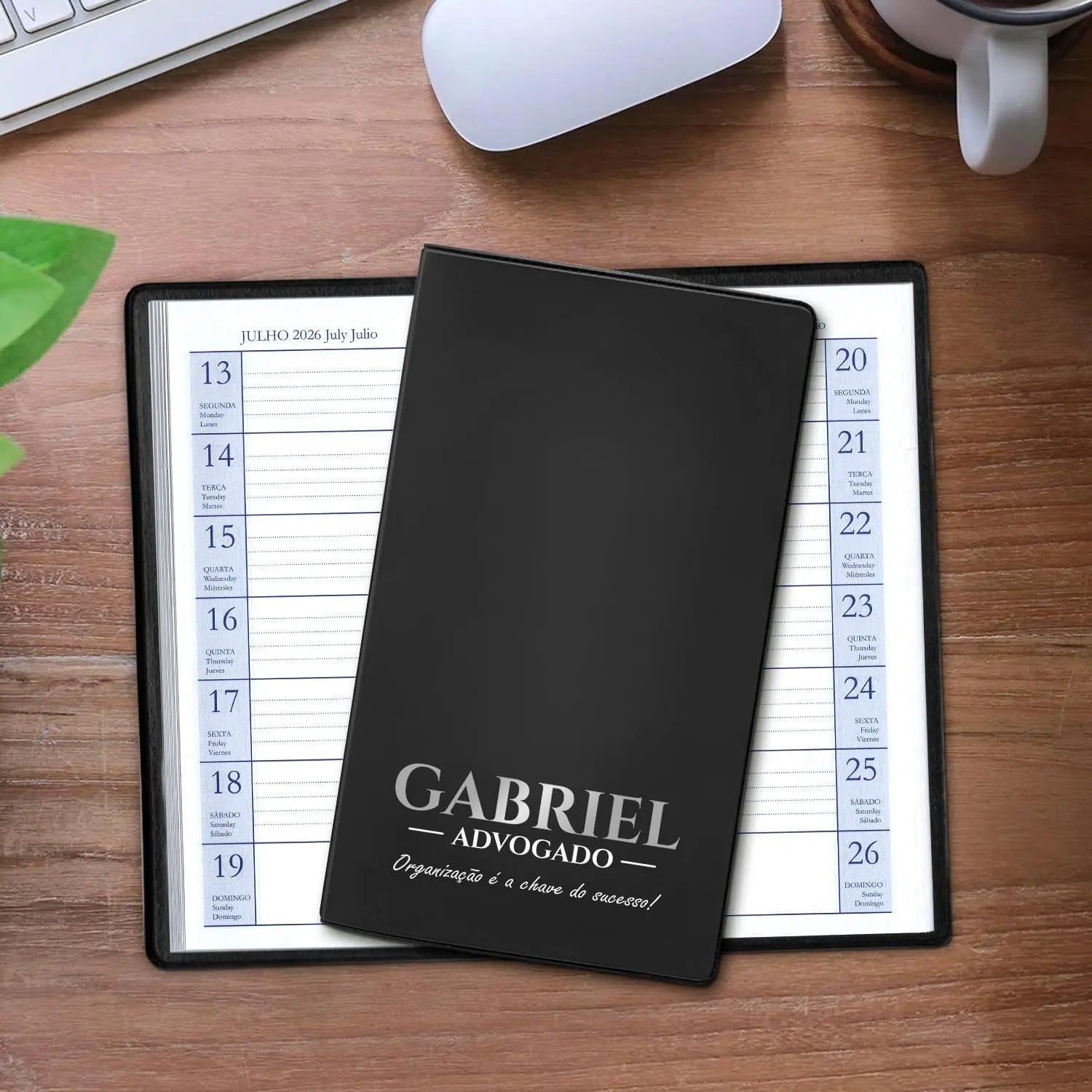Agenda de bolso 2026 personalizada com nome, profissão e frase. Capa em PVC, formato A6.