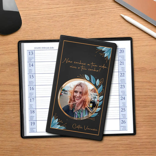 Agenda de bolso 2026 personalizada com frase, fotografia e nome. Capa em PVC, formato A6.
