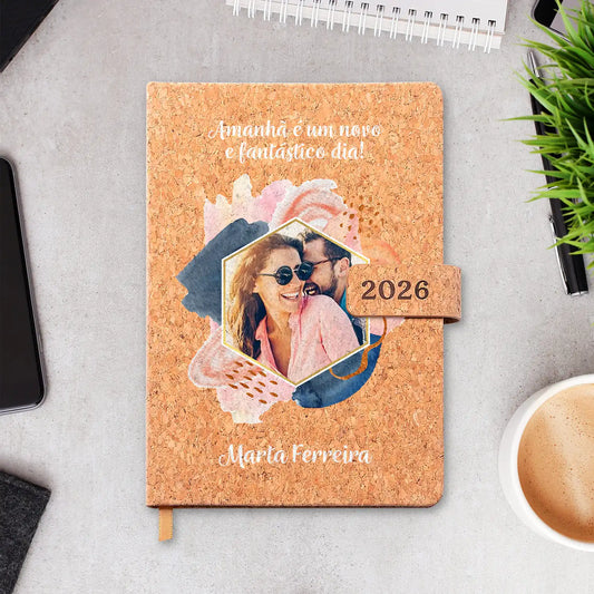 Agenda diária 2026 personalizada com frase, fotografia e nome. Capa em cortiça com fecho magnético, formato A5.