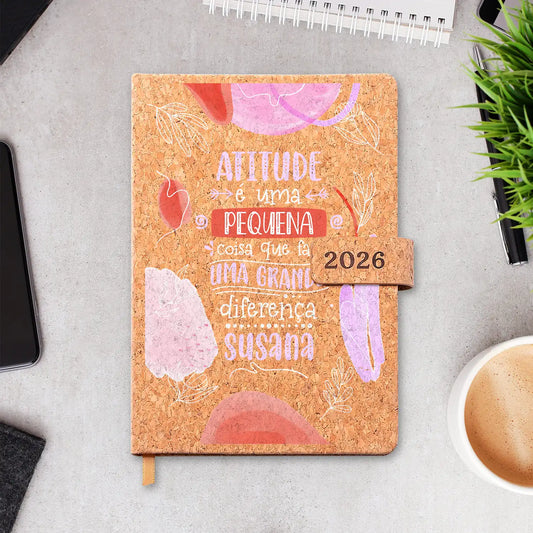 Agenda diária 2026 personalizada com nome. Capa em cortiça com fecho magnético, formato A5.