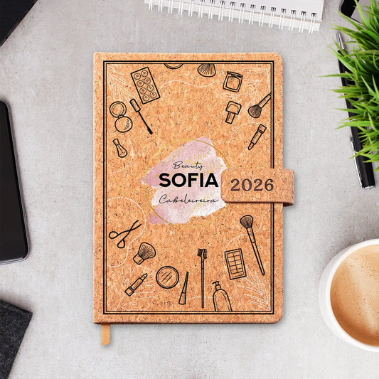 Agenda diária 2026 personalizada com nome e profissão. Capa em cortiça com fecho magnético, formato A5.