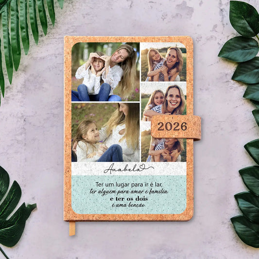 Agenda diária 2026 personalizada com fotografias, nome e frase. Capa em cortiça com fecho magnético, formato A5.