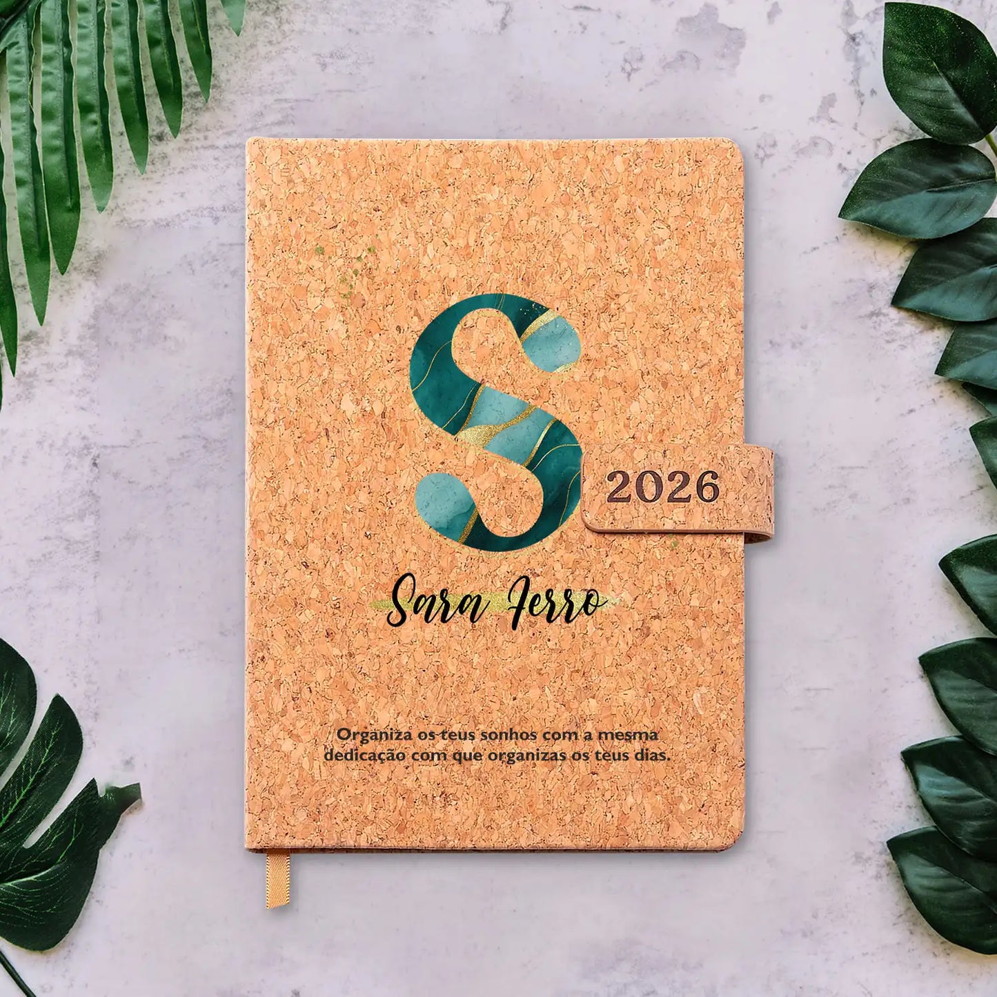 Agenda diária 2026 personalizada com nome e frase. Capa em cortiça com fecho magnético, formato A5.