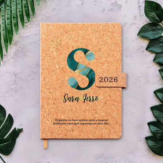 Agenda diária 2026 personalizada com nome e frase. Capa em cortiça com fecho magnético, formato A5.