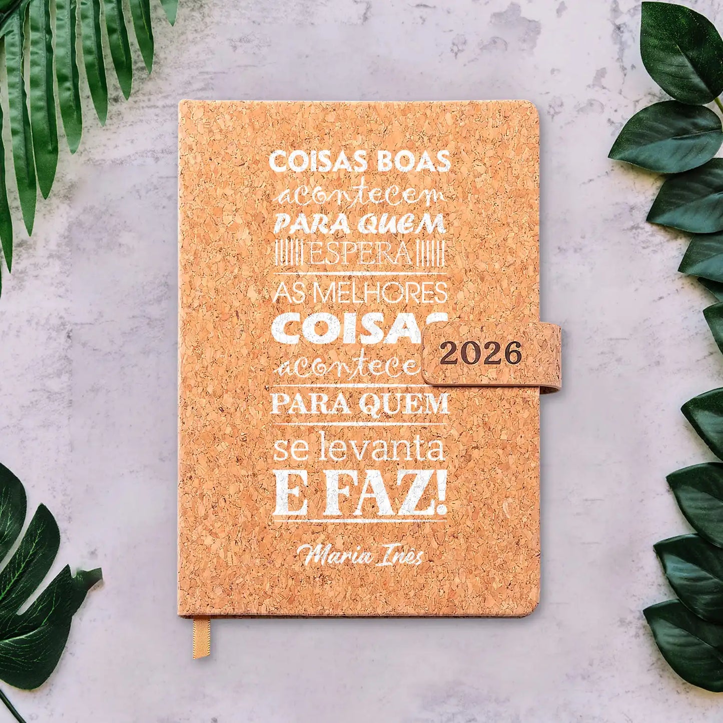Agenda diária 2026 personalizada com nome. Capa em cortiça com fecho magnético, formato A5.