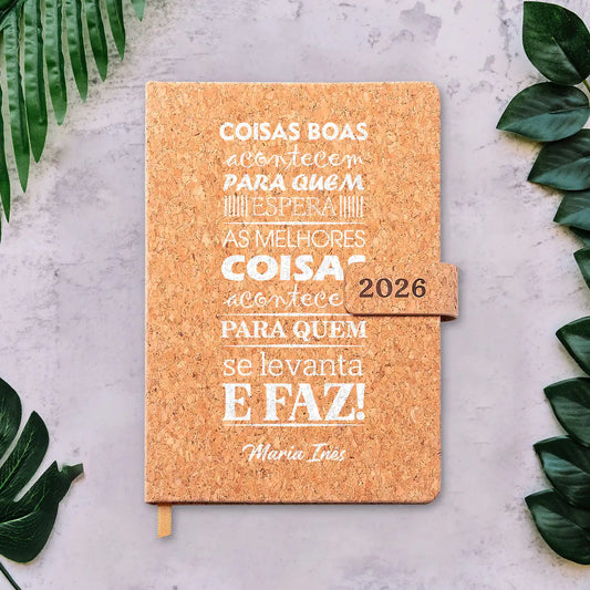 Agenda diária 2026 personalizada com nome. Capa em cortiça com fecho magnético, formato A5.