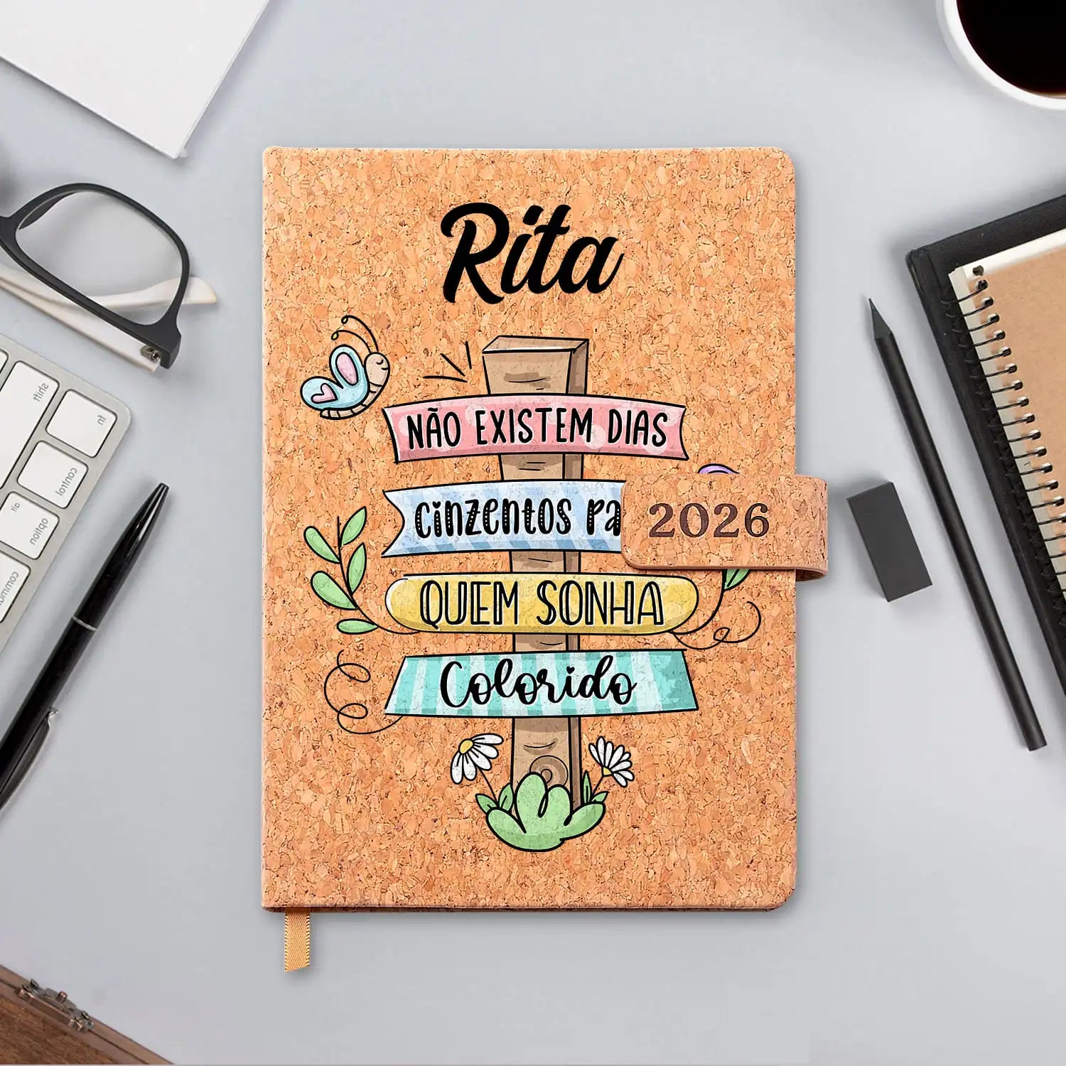 Agenda diária 2026 personalizada com nome. Capa em cortiça com fecho magnético, formato A5.