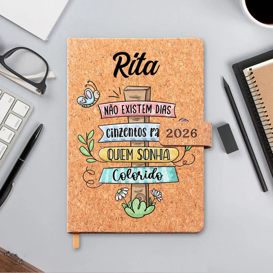 Agenda diária 2026 personalizada com nome. Capa em cortiça com fecho magnético, formato A5.
