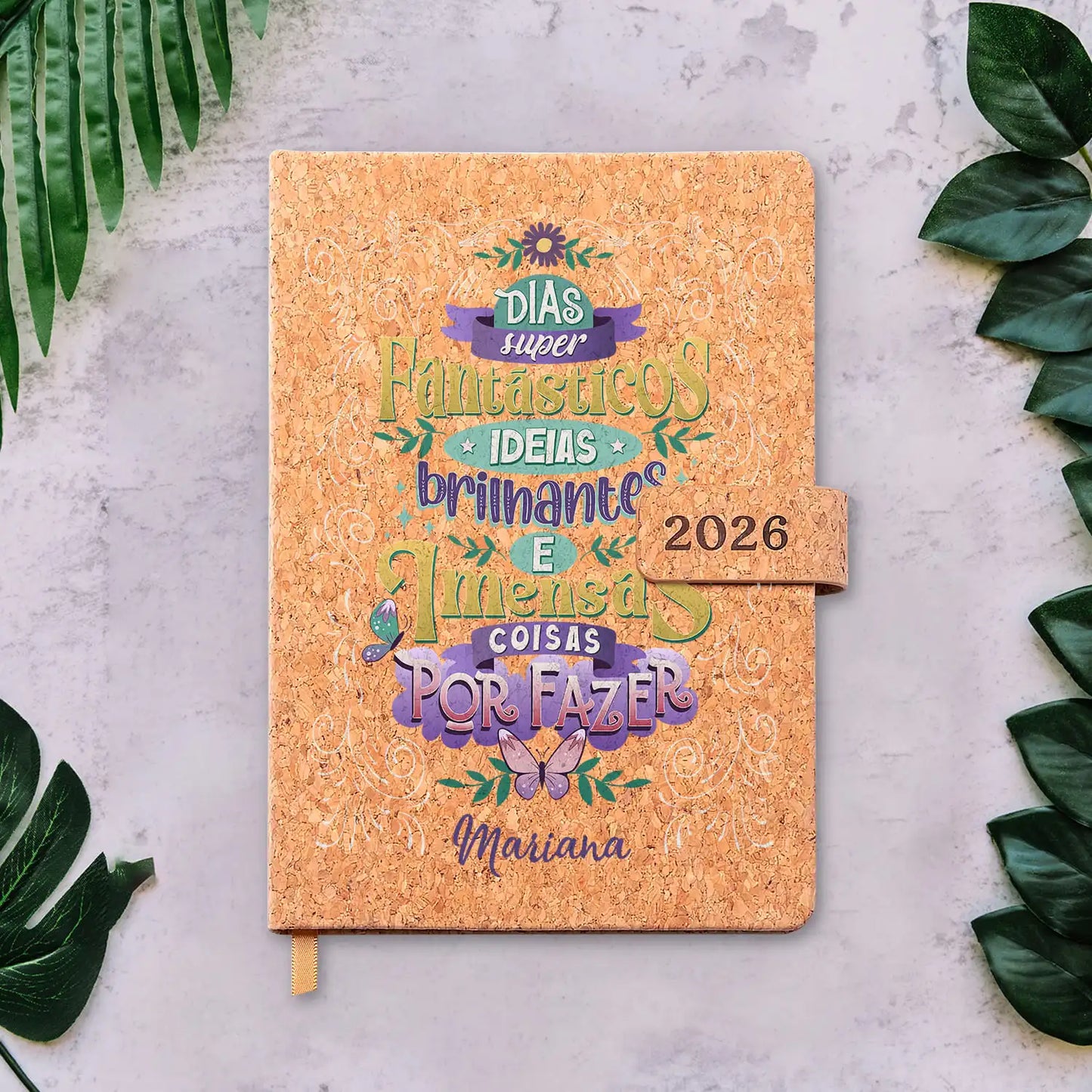 Agenda diária 2026 personalizada com nome. Capa em cortiça com fecho magnético, formato A5.