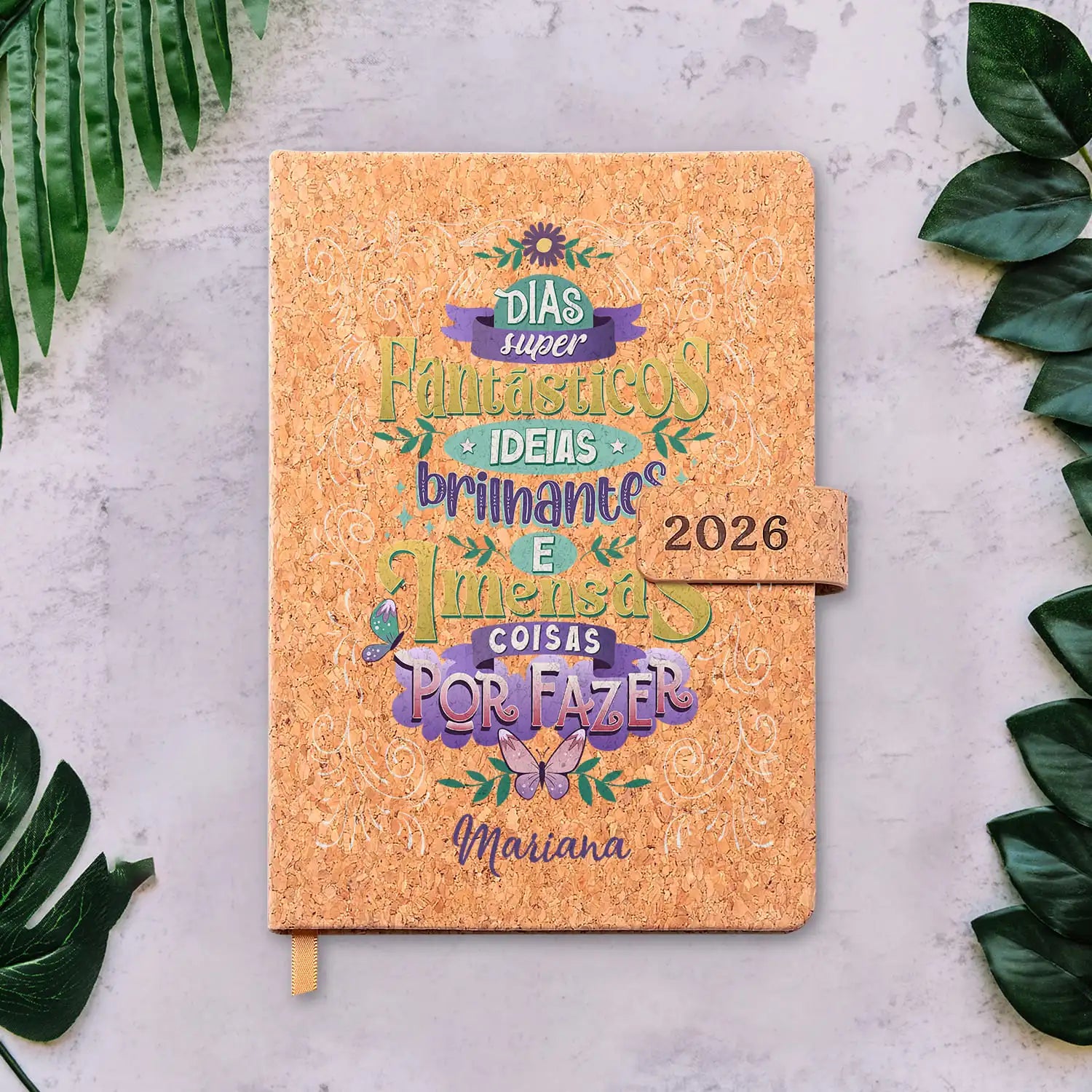 Agenda diária 2026 personalizada com nome. Capa em cortiça com fecho magnético, formato A5.