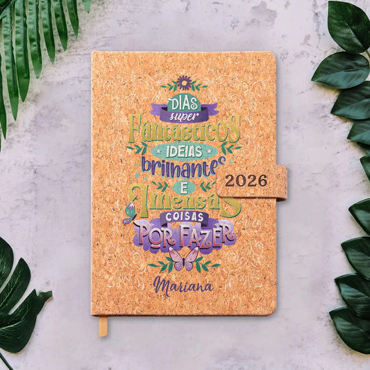 Agenda diária 2026 personalizada com nome. Capa em cortiça com fecho magnético, formato A5.