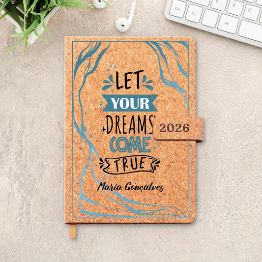 Agenda diária 2026 personalizada com nome. Capa em cortiça com fecho magnético, formato A5.