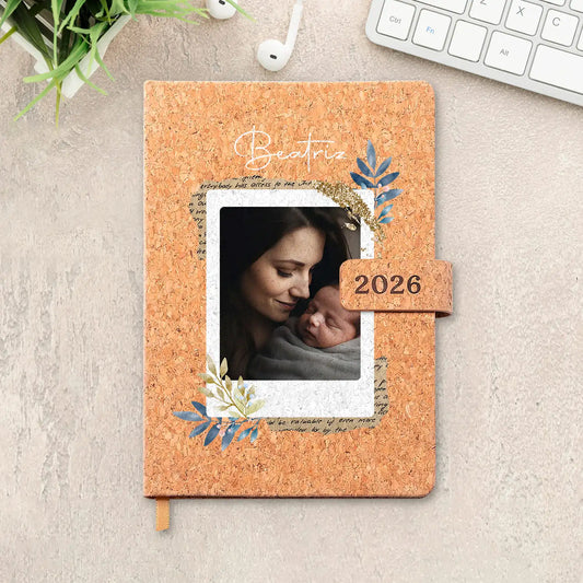 Agenda diária 2026 personalizada com nome e fotografia. Capa em cortiça com fecho magnético, formato A5.
