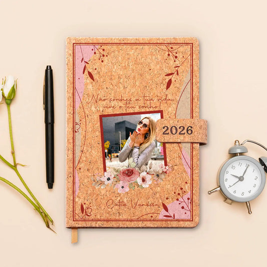 Agenda diária 2026 personalizada com frase, fotografia e nome. Capa em cortiça com fecho magnético, formato A5.