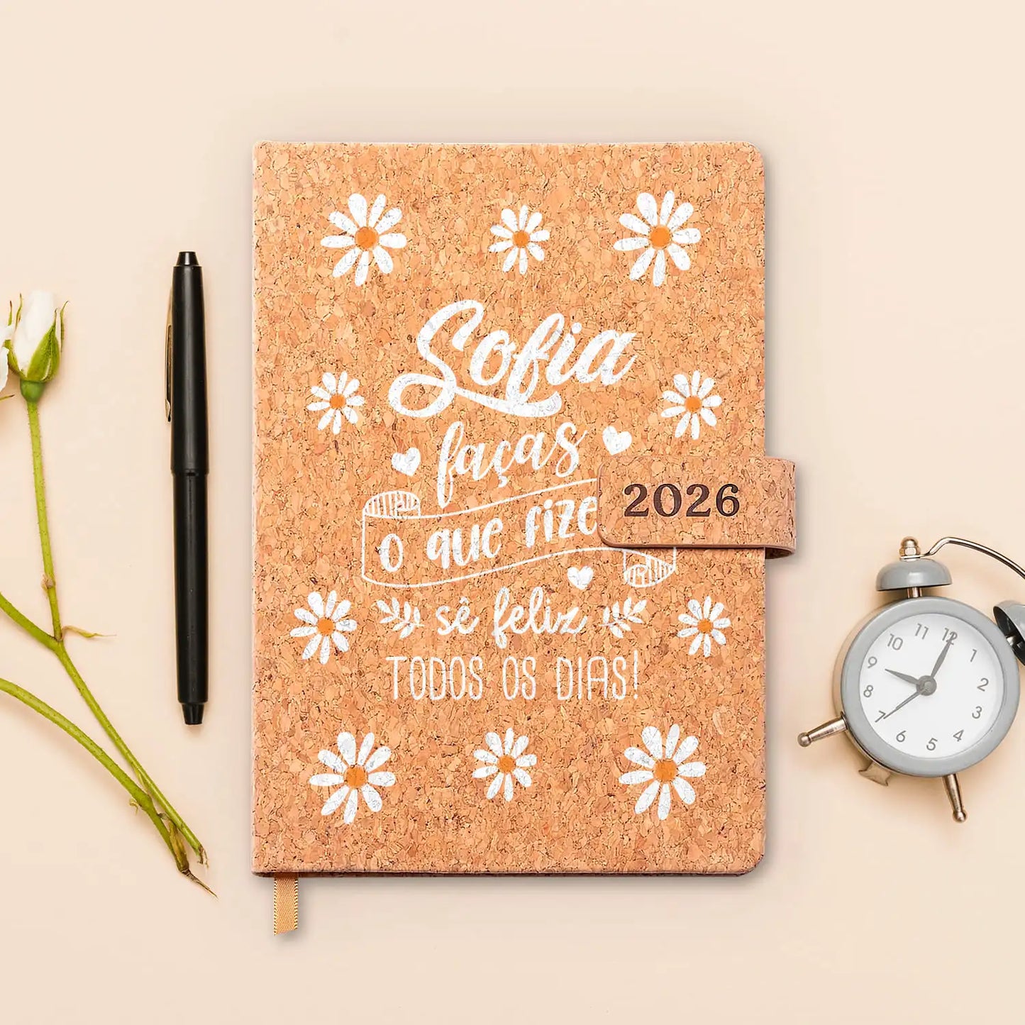 Agenda diária 2026 personalizada com nome. Capa em cortiça com fecho magnético, formato A5.