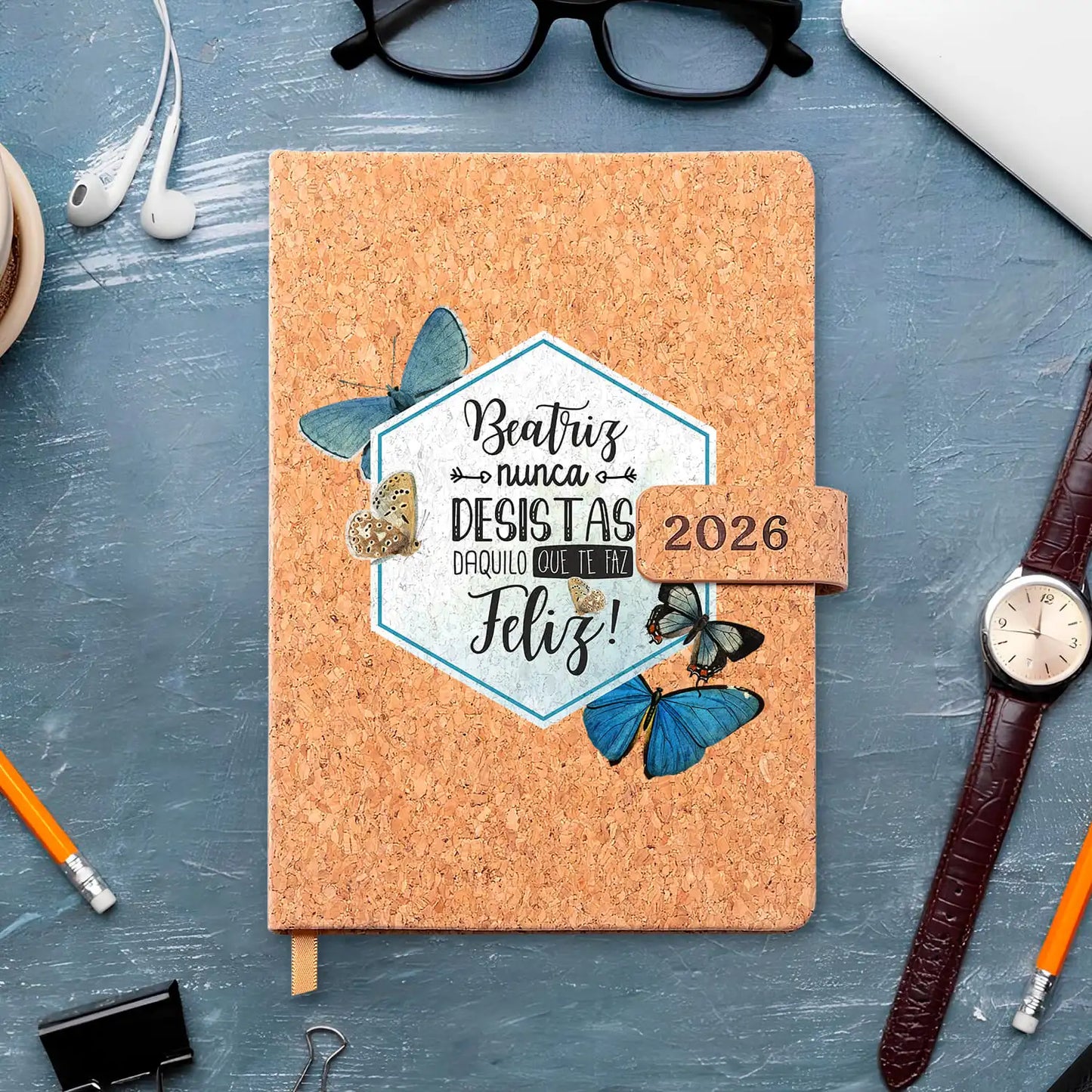 Agenda diária 2026 personalizada com nome. Capa em cortiça com fecho magnético, formato A5.