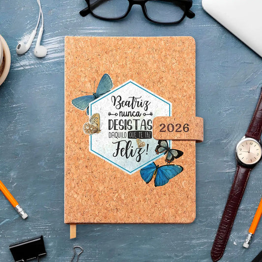 Agenda diária 2026 personalizada com nome. Capa em cortiça com fecho magnético, formato A5.